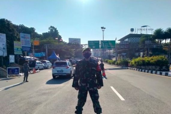 Prajurit TNI Berdiri di Tengah Jalan, Periksa Setiap Kendaraan - JPNN.COM