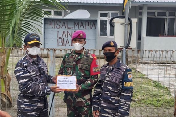 Kapal Perang TNI AL Bantu Kebutuhan Pokok Prajurit di Pulau Bras - JPNN.COM