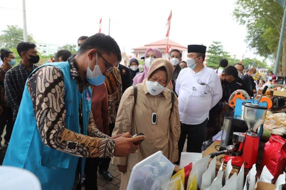 Mensos Risma Nge-Vlog Promosikan Madu Karang Taruna Aceh - JPNN.COM