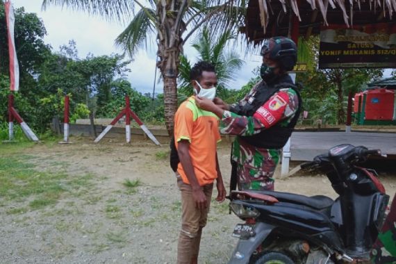 TNI Membagikan Masker untuk Warga di Perbatasan RI-PNG  - JPNN.COM