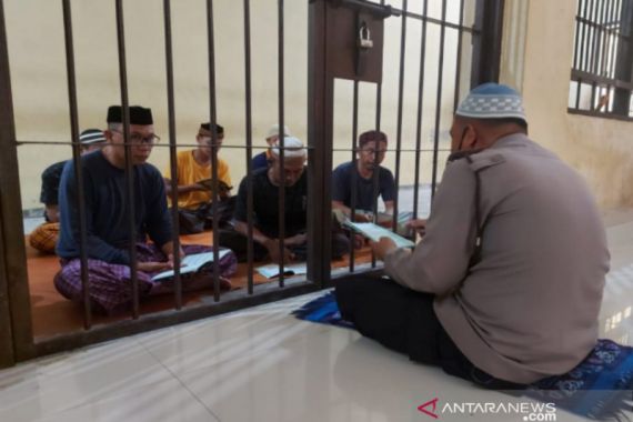 Aipda Ismail Mengajari Tahanan Mengaji - JPNN.COM