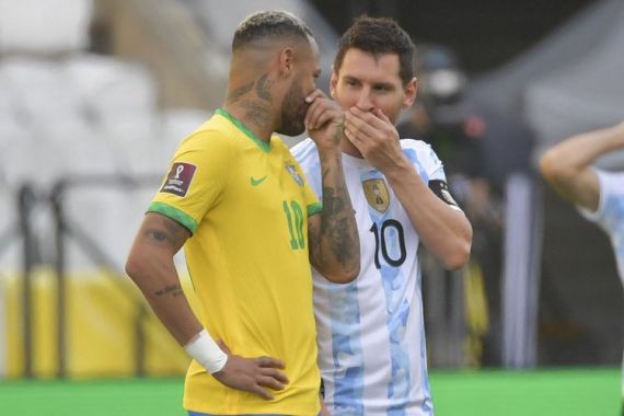 Lionel Messi Geram dengan Ulah Petugas yang Masuk Lapangan Brasil vs Argentina - JPNN.COM