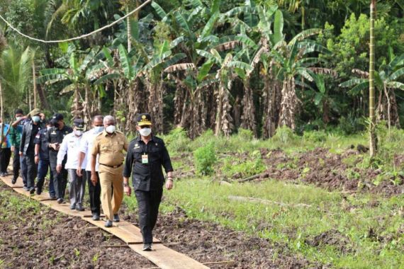 Terbang ke Merauke, SYL Serahkan Bantuan Senilai Rp 19,43 Miliar - JPNN.COM