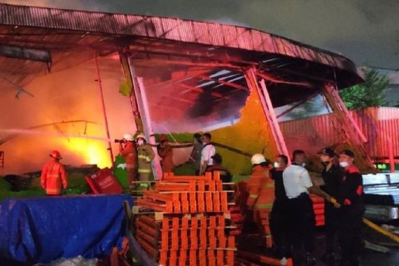 Sebuah Gudang di Tanjung Priok Terbakar, Pemadaman Sampai 7 Jam - JPNN.COM