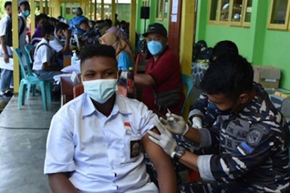 Lihat, TNI AL Gelar Serbuan Vaksinasi Kepada Siswa SMA di Sorong - JPNN.COM