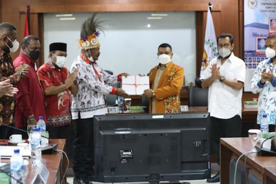 Senator Filep Terima RPP Otsus dari DPRD Papua Barat - JPNN.COM