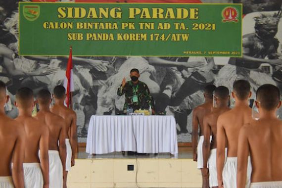 Detik-detik Puluhan Calon Bintara TNI AD Disidang, Telanjang Dada - JPNN.COM
