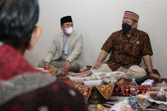 Ketua DPD Dijamu Nasi Lakkai dan Kuliner Khas Lampung Barat - JPNN.COM