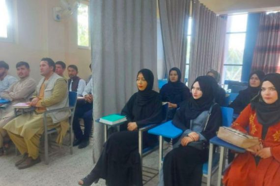 Mahasiswa di Afghanistan Kuliah Lagi, Pria dan Wanita Harus Duduk Terpisah - JPNN.COM