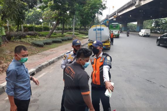 Tertangkap Basah, 2 Petugas Dishub DKI Diduga Memeras Sopir Bus, Tuh Tampangnya - JPNN.COM
