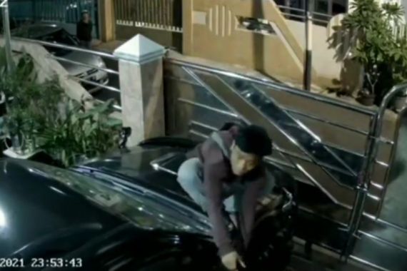 Lihat, Orang Ini Nekat Mencuri Spion Mobil di dalam Garasi - JPNN.COM