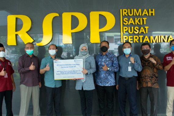 PT Jamkrindo Salurkan Paket Nutrisi dan Sembako untuk Tenaga Kesehatan - JPNN.COM