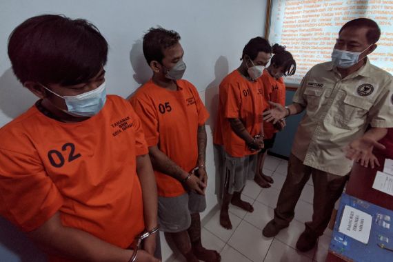 Polisi Ringkus Jaringan Pengedar Kecil di Surabaya, 4 Pelaku Ternyata Masih Saudara - JPNN.COM