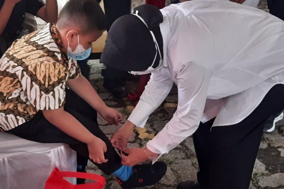 Di Depan Anggota DPR, Bu Risma Ajari Anak Yatim Cara Mengikat Tali Sepatu - JPNN.COM