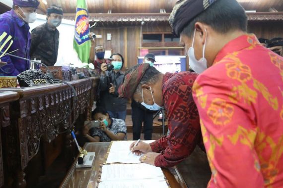 Pemkab dan DPRD Klungkung Sepakati KUA PPAS Perubahan APBD 2021 - JPNN.COM