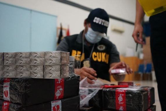 Sikat Rokok Ilegal di Sidoarjo dan Lampung, Bea Cukai Selamatkan Miliaran Rupiah - JPNN.COM