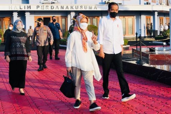 Lihat Penampilan Ibu Iriana, Pak Jokowi Berjalan di Belakangnya - JPNN.COM