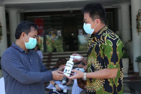 Bantu Penanganan Covid-19 di Surabaya, PT AMA Sumbang 1.001 Botol Probiotik Pro EM-1 - JPNN.COM