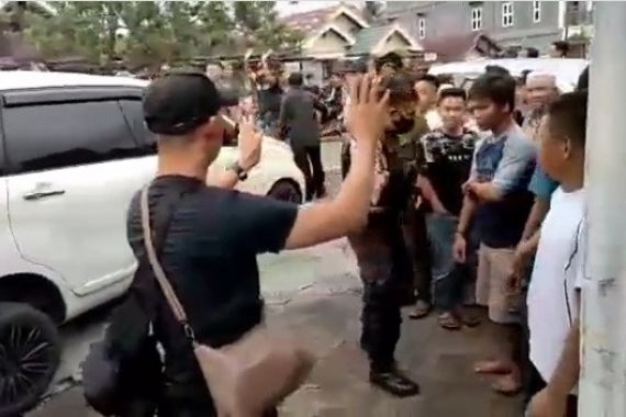 Polisi Diadang dan Dilempari Batu saat Gerebek Rumah Bandar Narkoba - JPNN.COM