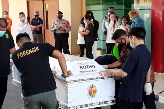 Tangis Keluarga Rudhi Pecah Saat Jenazah Korban Kebakaran Lapas Tangerang Diserahkan - JPNN.COM