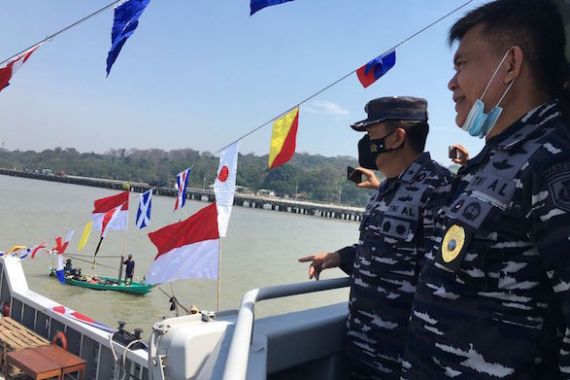 Arsenal TNI AL Bagikan Bingkisan Kepada Nelayan Madura - JPNN.COM
