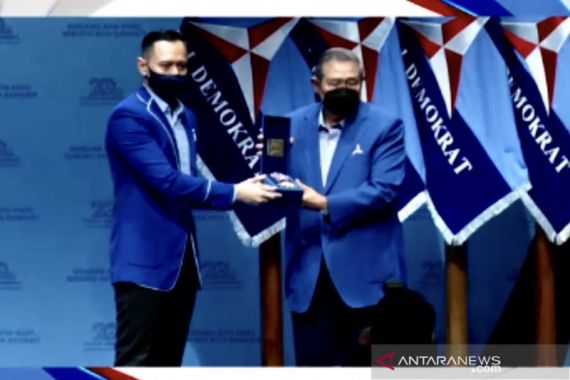AHY Serahkan Penghargaan untuk SBY, Simak Kalimatnya - JPNN.COM