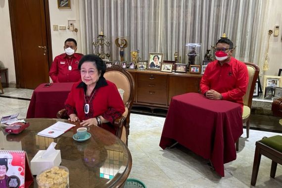 Megawati Terisak, Juga Mengisahkan Hasto yang Menghadapnya dengan Menangis - JPNN.COM