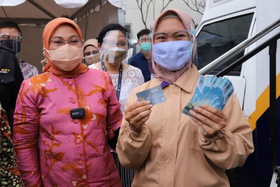 Singgah di Bandung Menaker Ida Tinjau Aktivasi Rekening Penerima BSU - JPNN.COM