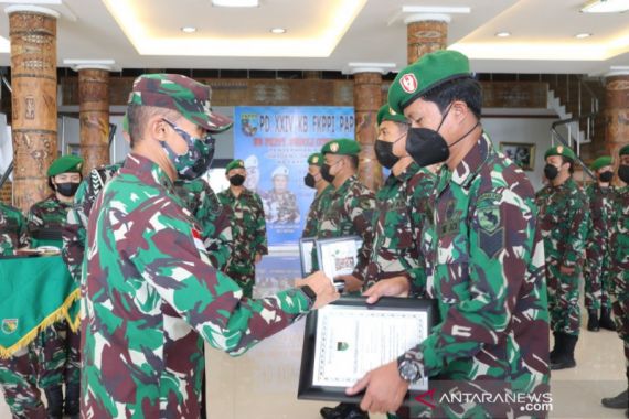 10 Prajurit TNI Berprestasi Dapat Penghargaan dari Pangdam Cenderawasih - JPNN.COM