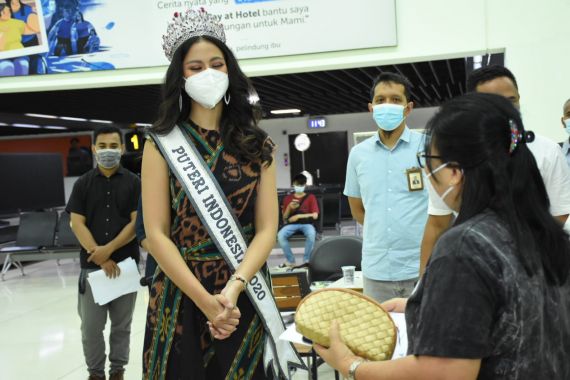 Putri Indonesia 2020 Mendukung Serbuan Vaksin TNI di Bandara Soetta, Ini Pesannya - JPNN.COM