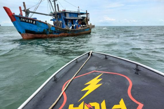 Kapal Ikan Malaysia Ditangkap Bakamla di Perairan Karimun - JPNN.COM