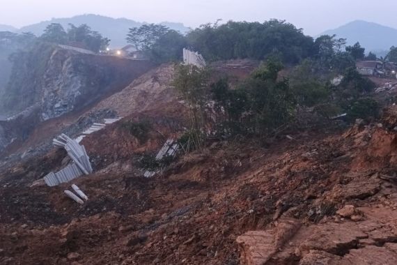 Bencana Longsor di Bogor Bikin Rumah Warga Porak-poranda - JPNN.COM