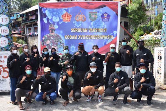 Kodam Cenderawasih Gelar Serbuan Vaksinasi, 13 Orang Spesial Ikut - JPNN.COM