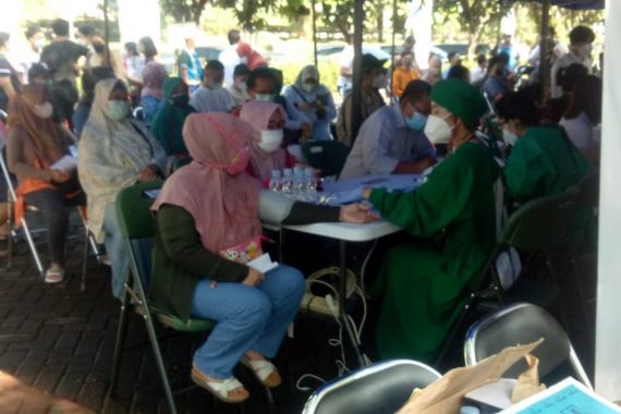 Serbuan Vaksinasi Drive Thru TNI Disambut Warga dengan Antusias, Dikunjungi Putri Indonesia 2020 - JPNN.COM