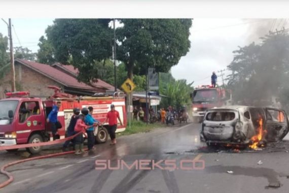 Mobil Calya Terbakar Dekat SPBU, Lihat Hangus Begini - JPNN.COM