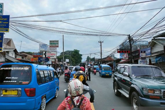 Ganjil Genap di Puncak Bogor, Kendaraan Tetap Ramai - JPNN.COM