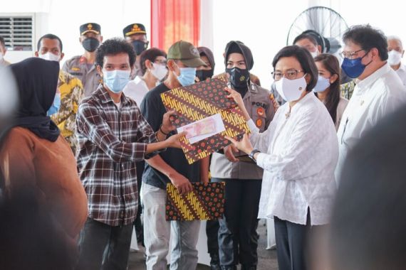 Sri Mulyani Bagikan Bantuan Tunai Bagi PKL-Warung di Medan - JPNN.COM