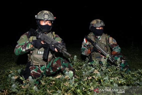 Prajurit Taifib Marinir 2 TNI Melakukan Terjun Malam - JPNN.COM
