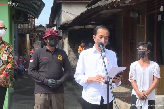 Jokowi Bertanya kepada Seorang Pria, Lantas Tertawa, Ternyata Namanya - JPNN.COM