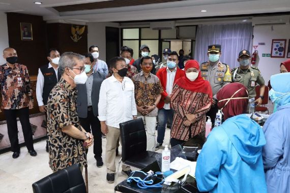 Khofifah Persilakan Untag Surabaya Mempercepat Kuliah Tatap Muka - JPNN.COM