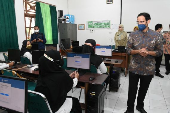 Nadiem Makarim Ingatkan Masih Ada Afirmasi untuk Guru Honorer Peserta Tes PPPK 2021 - JPNN.COM