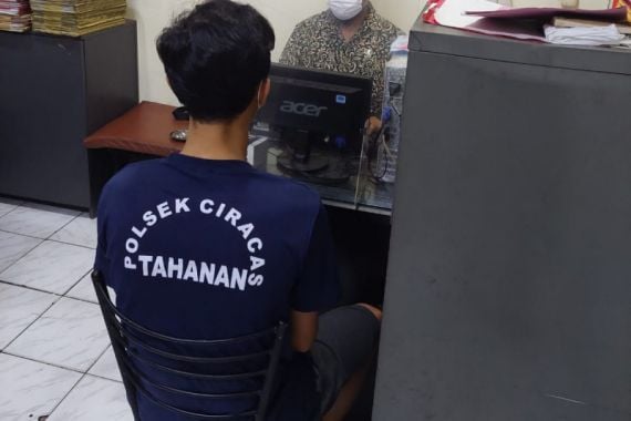 Pemuda Menenteng Celurit di Pinggir Jalan, Sukurin - JPNN.COM