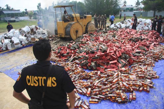 Petugas Bea Cukai Amankan Batang Rokok Ilegal di Sumatera Utara dan Jawa Barat - JPNN.COM