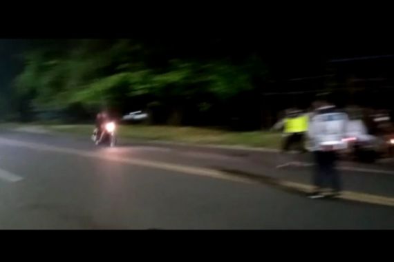 Pembalap Liar Terobos Barisan Polisi, 2 Petugas Terpental ke Aspal, Videonya Viral - JPNN.COM