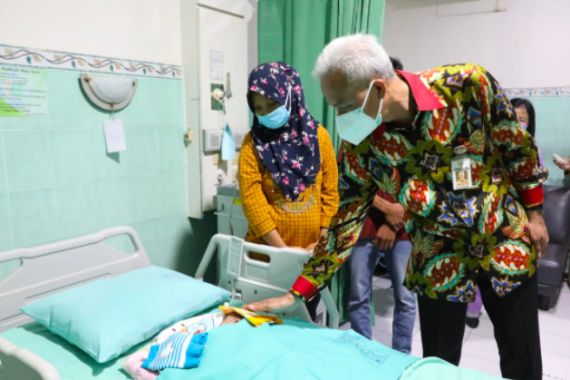 Pak Ganjar Mencarikan Dana Bantuan untuk Dua Bayi Kembar Siam - JPNN.COM