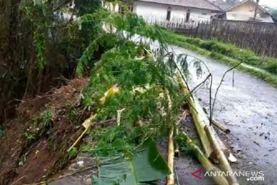Longsor dan Banjir Terjadi di Sukabumi, Fasum-Rumah Warga Rusak - JPNN.COM