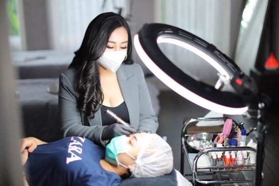 Penyulam Alis Ini Sukses Berbisnis Skincare, Omzetnya Miliaran - JPNN.COM