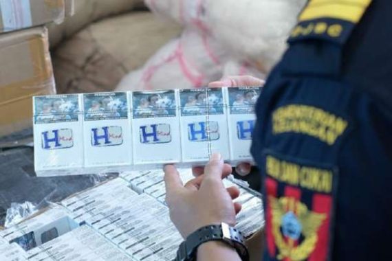 Bea Cukai Gelar Operasi di Dumai dan Kediri, Sikat 3 Juta Batang Rokok Ilegal - JPNN.COM