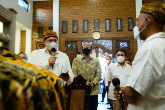 Kunjungi Pengrajin Batik Pekalongan, Menko Airlangga Sampaikan Hal Penting ini - JPNN.COM