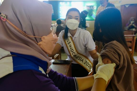Miss Indonesia 2020 Carla Yules Menyemangati Warga Desa Mau Vaksin - JPNN.COM